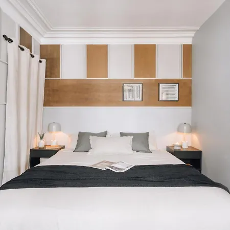 Rivoli - 2 Et Un Balcon Dans Le Quartier Du Louvre * Paris