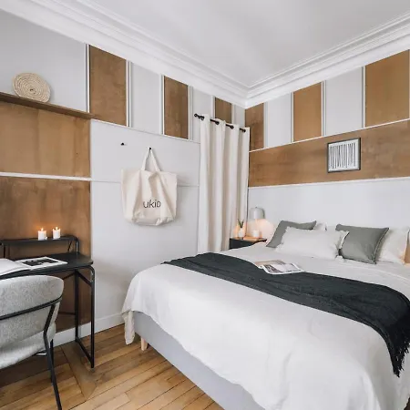 Rivoli - 2 Et Un Balcon Dans Le Quartier Du Louvre Париж