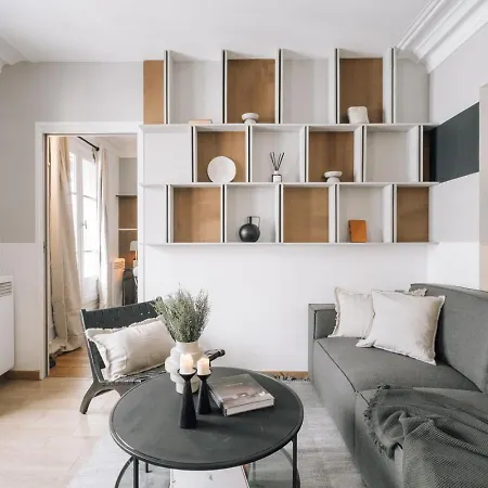 Rivoli - 2 Et Un Balcon Dans Le Quartier Du Louvre Париж