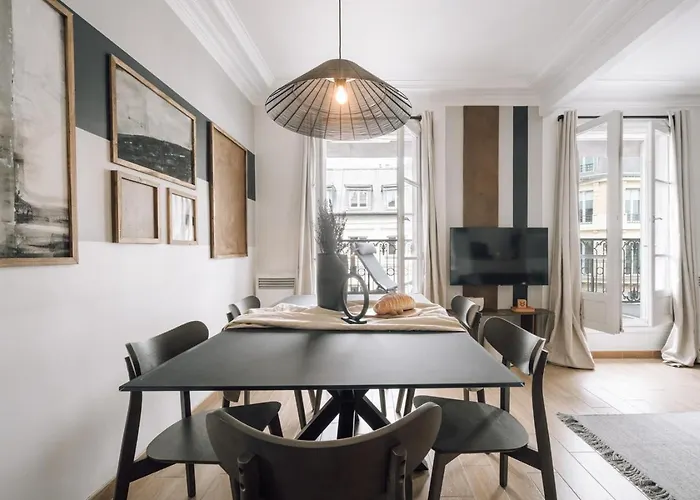 Rivoli - 2 Et Un Balcon Dans Le Quartier Du Louvre